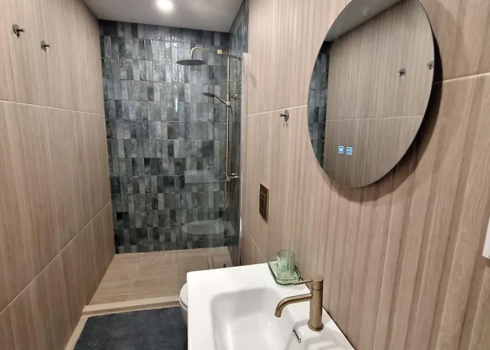 Apartment Skyline 44 *